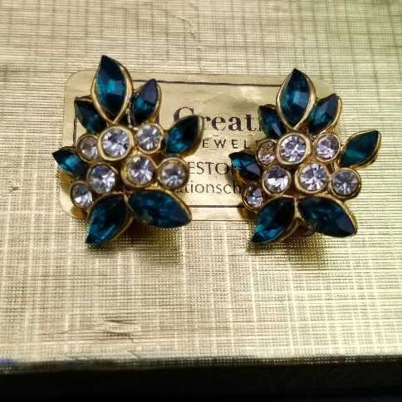 Emerald Clip on Earrings| Rebekajewelry Emerald sparkle crystal clip on earrings E0159
